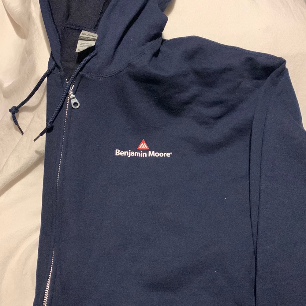 GILDAN XL zip up, hooded BENJAMIN MOORE sweatshirt